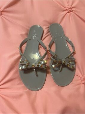 Studded Bow Jelly Thong Sandals - Gray